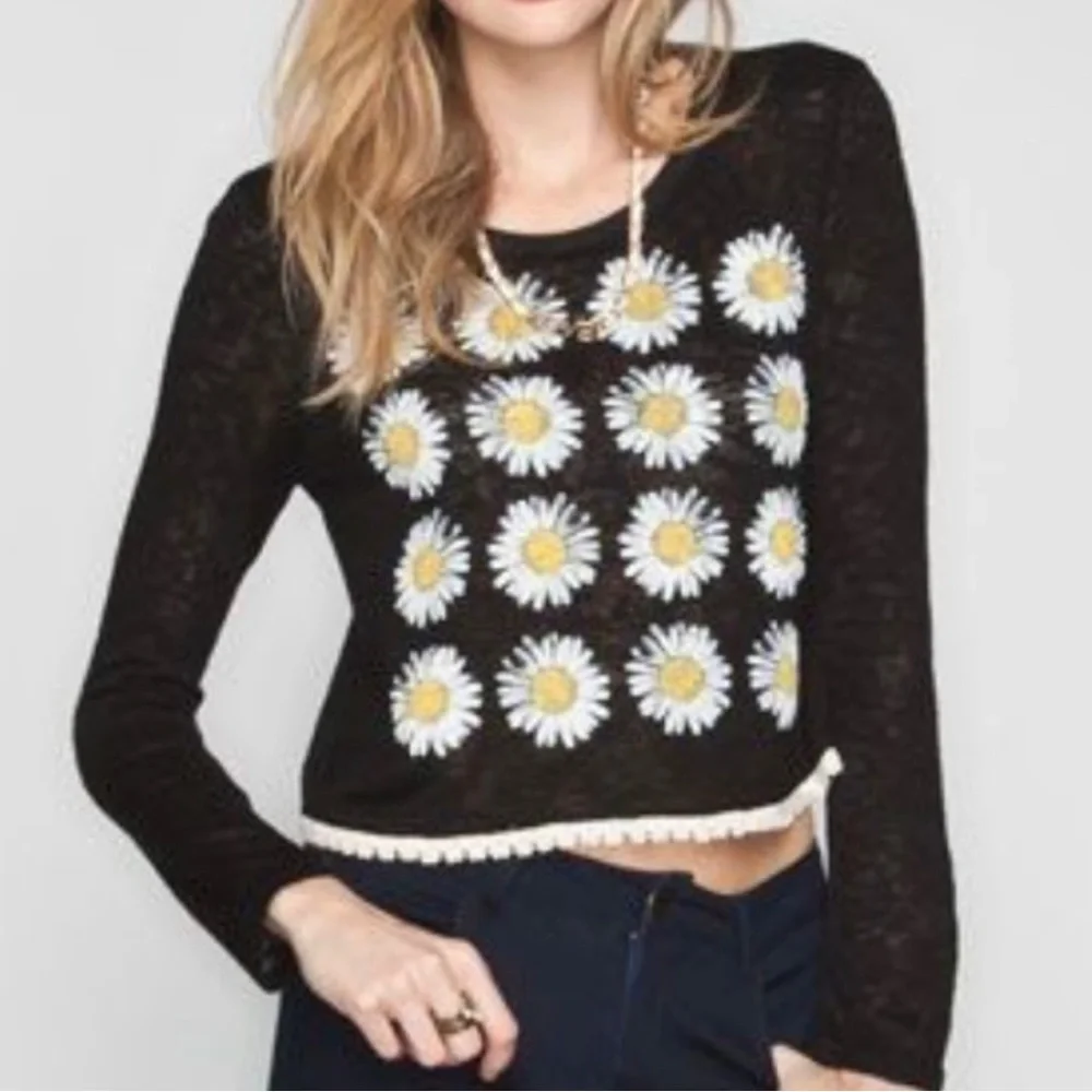 Chloe K Daisy Rayon Long Sleeve Small White Yellow Daisies Sweater Crop Top - Picture 9 of 10
